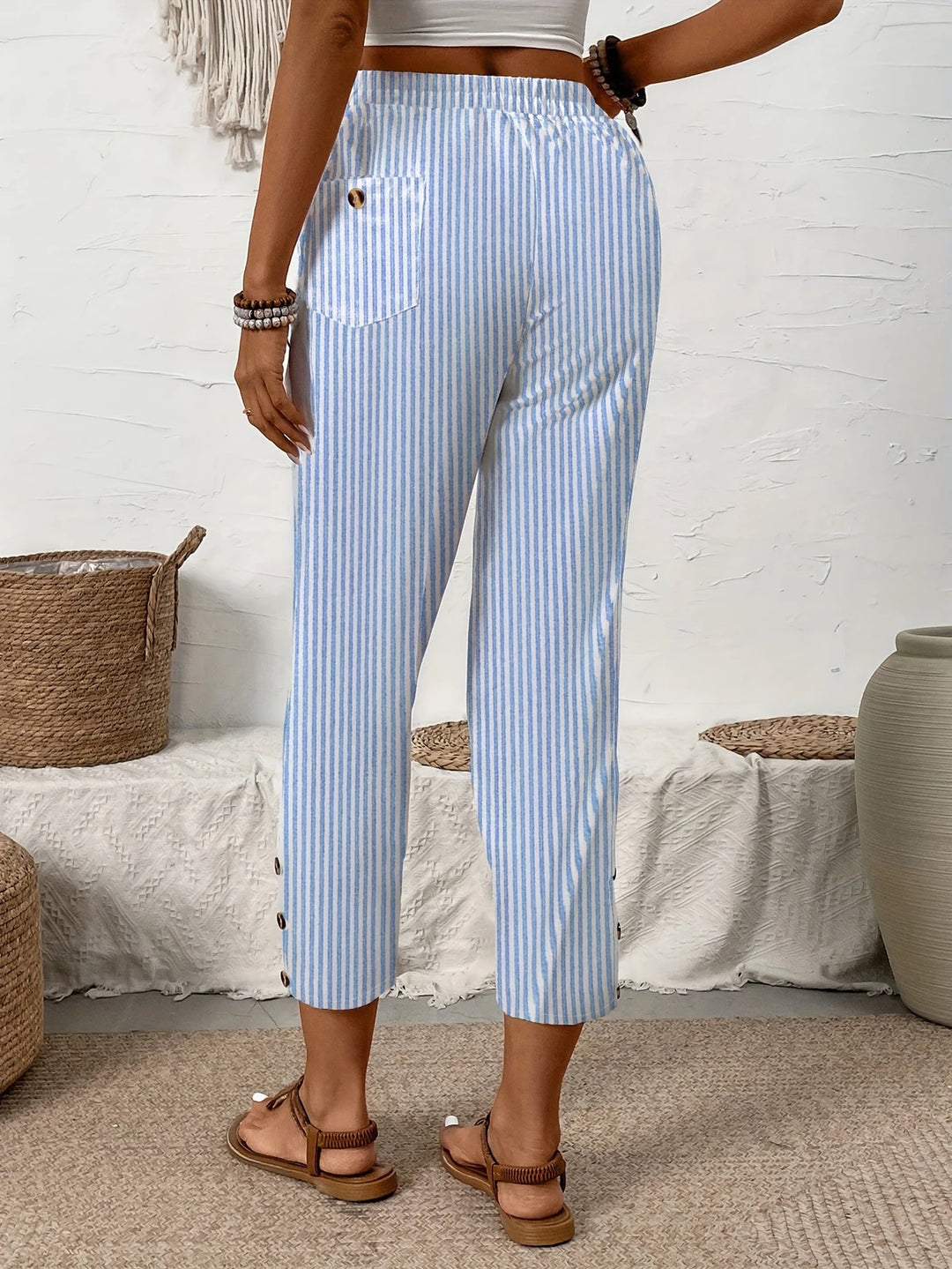 Daphné | Pantalon estival rayé avec détails de boutons élégants