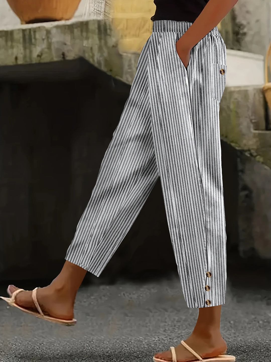 Daphné | Pantalon estival rayé avec détails de boutons élégants